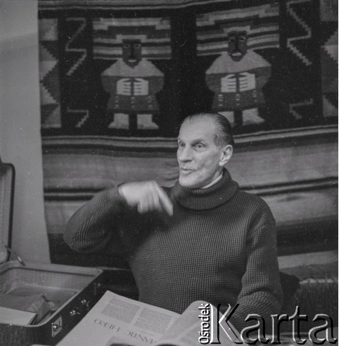 1976, Poznań, Polska.
Pisarz Arkady Fiedler w swoim mieszkaniu.
Fot. Irena Jarosińska, zbiory Ośrodka KARTA