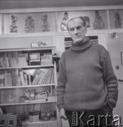 1976, Poznań, Polska.
Pisarz Arkady Fiedler w swoim mieszkaniu.
Fot. Irena Jarosińska, zbiory Ośrodka KARTA