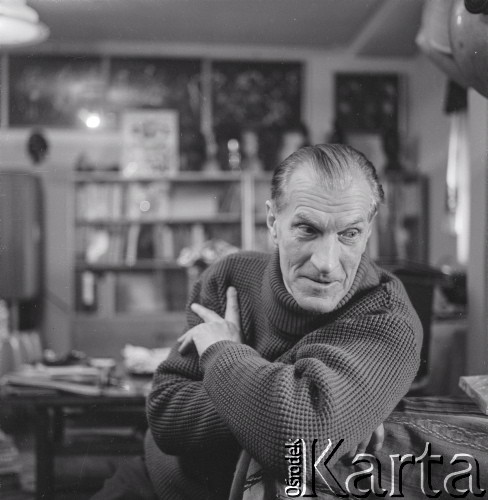 1976, Poznań, Polska.
Pisarz Arkady Fiedler w swoim mieszkaniu.
Fot. Irena Jarosińska, zbiory Ośrodka KARTA