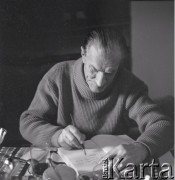 1976, Poznań, Polska.
Pisarz Arkady Fiedler w swoim mieszkaniu.
Fot. Irena Jarosińska, zbiory Ośrodka KARTA