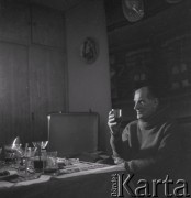 1976, Poznań, Polska.
Pisarz Arkady Fiedler w swoim mieszkaniu.
Fot. Irena Jarosińska, zbiory Ośrodka KARTA