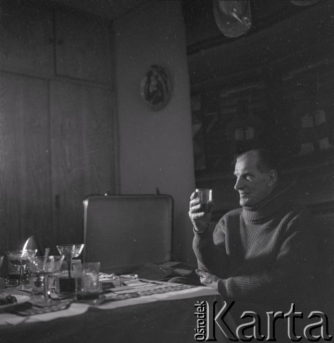1976, Poznań, Polska.
Pisarz Arkady Fiedler w swoim mieszkaniu.
Fot. Irena Jarosińska, zbiory Ośrodka KARTA