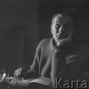 1976, Poznań, Polska.
Pisarz Arkady Fiedler w swoim mieszkaniu.
Fot. Irena Jarosińska, zbiory Ośrodka KARTA