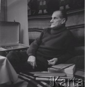 1976, Poznań, Polska.
Pisarz Arkady Fiedler w swoim mieszkaniu.
Fot. Irena Jarosińska, zbiory Ośrodka KARTA