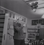 1976, Poznań, Polska.
Pisarz Arkady Fiedler w swoim mieszkaniu.
Fot. Irena Jarosińska, zbiory Ośrodka KARTA