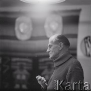 1976, Poznań, Polska.
Pisarz Arkady Fiedler w swoim mieszkaniu.
Fot. Irena Jarosińska, zbiory Ośrodka KARTA