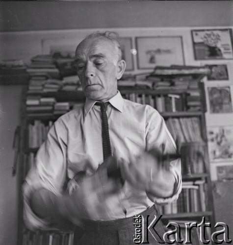 1976, Konstancin koło Warszawy, Polska.
Prozaik, malarz, grafik Leopold Buczkowski w swoim domu.
Fot. Irena Jarosińska, zbiory Ośrodka KARTA