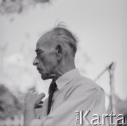 1976, Konstancin koło Warszawy, Polska.
Prozaik, malarz, grafik Leopold Buczkowski w ogrodzie koło swojego domu.
Fot. Irena Jarosińska, zbiory Ośrodka KARTA