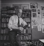 1976, Konstancin koło Warszawy, Polska.
Prozaik, malarz, grafik Leopold Buczkowski w swoim domu.
Fot. Irena Jarosińska, zbiory Ośrodka KARTA