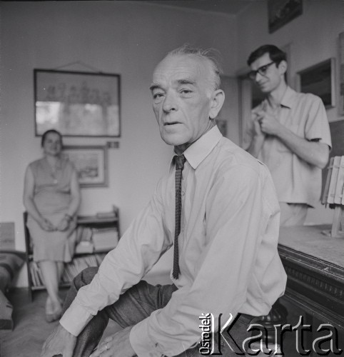 1976, Konstancin koło Warszawy, Polska.
Prozaik, malarz, grafik Leopold Buczkowski w swoim domu.
Fot. Irena Jarosińska, zbiory Ośrodka KARTA