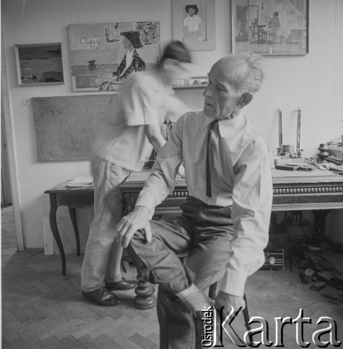 1976, Konstancin koło Warszawy, Polska.
Prozaik, malarz, grafik Leopold Buczkowski w swoim domu.
Fot. Irena Jarosińska, zbiory Ośrodka KARTA