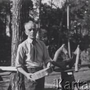 1976, Konstancin koło Warszawy, Polska.
Prozaik, malarz, grafik Leopold Buczkowski w ogrodzie koło swojego domu.
Fot. Irena Jarosińska, zbiory Ośrodka KARTA