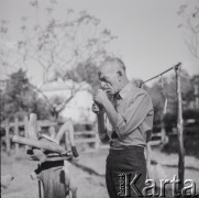 1976, Konstancin koło Warszawy, Polska.
Prozaik, malarz, grafik Leopold Buczkowski w ogrodzie koło swojego domu.
Fot. Irena Jarosińska, zbiory Ośrodka KARTA