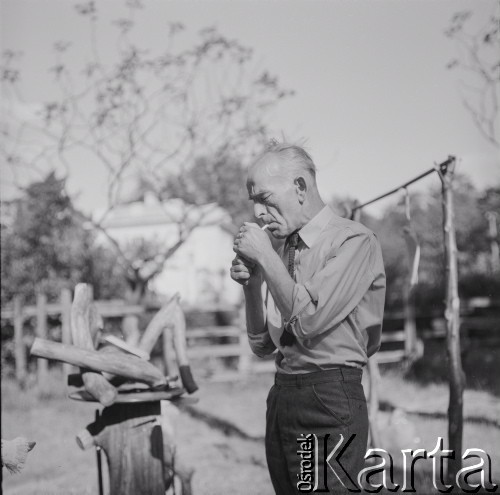 1976, Konstancin koło Warszawy, Polska.
Prozaik, malarz, grafik Leopold Buczkowski w ogrodzie koło swojego domu.
Fot. Irena Jarosińska, zbiory Ośrodka KARTA