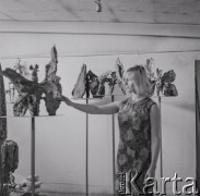 Lata 70., Warszawa, Polska.
Rzeźbiarka Anna Kamieńska-Łapińska.
Fot. Irena Jarosińska, zbiory Ośrodka KARTA