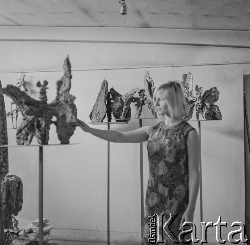 Lata 70., Warszawa, Polska.
Rzeźbiarka Anna Kamieńska-Łapińska.
Fot. Irena Jarosińska, zbiory Ośrodka KARTA