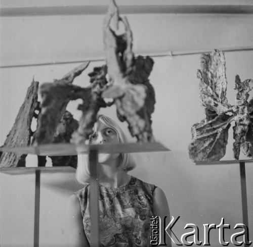 Lata 70., Warszawa, Polska.
Rzeźbiarka Anna Kamieńska-Łapińska.
Fot. Irena Jarosińska, zbiory Ośrodka KARTA