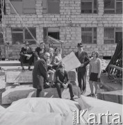 1969, Toruń, Polska.
Budowa Domu Studenckiego Uniwersytetu Mikołaja Kopernika na Bielanach. Rektor UMK prof. Witold Łukaszewicz ze studentami na placu budowy.
Fot. Irena Jarosińska, zbiory Ośrodka KARTA