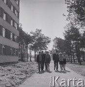 1969, Toruń, Polska.
Rektor Uniwersytetu Mikołaja Kopernika prof. Witold Łukaszewicz ze studentami.
Fot. Irena Jarosińska, zbiory Ośrodka KARTA