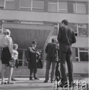 1969, Toruń, Polska.
Rektor Uniwersytetu Mikołaja Kopernika prof. Witold Łukaszewicz ze studentami.
Fot. Irena Jarosińska, zbiory Ośrodka KARTA