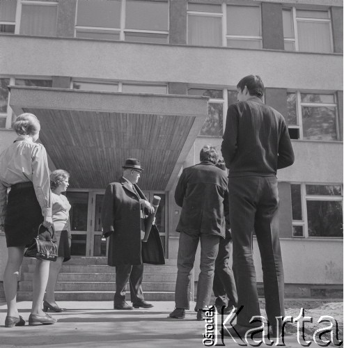 1969, Toruń, Polska.
Rektor Uniwersytetu Mikołaja Kopernika prof. Witold Łukaszewicz ze studentami.
Fot. Irena Jarosińska, zbiory Ośrodka KARTA