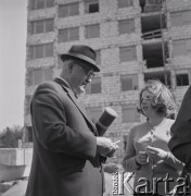 1969, Toruń, Polska.
Budowa Domu Studenckiego Uniwersytetu Mikołaja Kopernika na Bielanach. Rektor UMK prof. Witold Łukaszewicz ze studentami na placu budowy.
Fot. Irena Jarosińska, zbiory Ośrodka KARTA