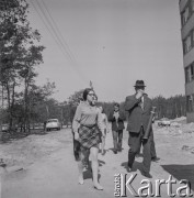 1969, Toruń, Polska.
Rektor Uniwersytetu Mikołaja Kopernika prof. Witold Łukaszewicz ze studentami.
Fot. Irena Jarosińska, zbiory Ośrodka KARTA