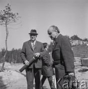 1969, Toruń, Polska.
Budowa Domu Studenckiego Uniwersytetu Mikołaja Kopernika na Bielanach. Rektor UMK prof. Witold Łukaszewicz (w kapeluszu) na placu budowy.
Fot. Irena Jarosińska, zbiory Ośrodka KARTA