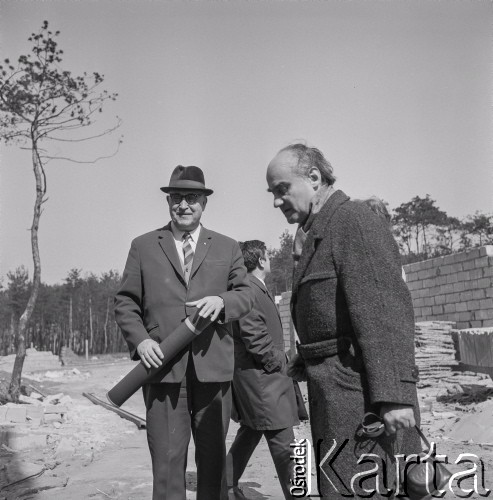 1969, Toruń, Polska.
Budowa Domu Studenckiego Uniwersytetu Mikołaja Kopernika na Bielanach. Rektor UMK prof. Witold Łukaszewicz (w kapeluszu) na placu budowy.
Fot. Irena Jarosińska, zbiory Ośrodka KARTA