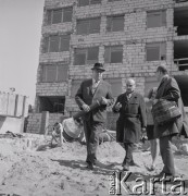 1969, Toruń, Polska.
Budowa Domu Studenckiego Uniwersytetu Mikołaja Kopernika na Bielanach. Rektor UMK prof. Witold Łukaszewicz na placu budowy.
Fot. Irena Jarosińska, zbiory Ośrodka KARTA