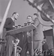 1965, Warszawa, Polska.
Międzynarodowy Festiwal Muzyki Współczesnej „Warszawska Jesień”. Kompozytorzy Luigi Nono (w środku) i Witold Lutosławski (z prawej) i Arvo Pärt (z lewej) w Filharmonii Narodowej.
Fot. Irena Jarosińska, zbiory Ośrodka KARTA