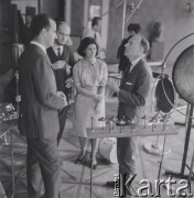 1965, Warszawa, Polska.
Międzynarodowy Festiwal Muzyki Współczesnej „Warszawska Jesień”. Włoski kompozytor Luigi Nono (1. z lewej) z żoną Nurią i kompozytorami Witoldem Lutosławskim (z prawej) i Arvo Pärt (2. z lewej) w Filharmonii Narodowej.
Fot. Irena Jarosińska, zbiory Ośrodka KARTA