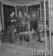 1965, Warszawa, Polska.
Międzynarodowy Festiwal Muzyki Współczesnej „Warszawska Jesień”. Kompozytorzy Luigi Nono (w środku), Witold Lutosławski (z prawej) i Arvo Pärt (z lewej) w Filharmonii Narodowej.
Fot. Irena Jarosińska, zbiory Ośrodka KARTA