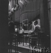 1965, Warszawa, Polska.
Międzynarodowy Festiwal Muzyki Współczesnej „Warszawska Jesień”. Włoski kompozytor Luigi Nono (z prawej) w Filharmonii Narodowej.
Fot. Irena Jarosińska, zbiory Ośrodka KARTA