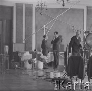 1965, Warszawa, Polska.
Międzynarodowy Festiwal Muzyki Współczesnej „Warszawska Jesień”. Kompozytorzy Luigi Nono (2. z lewej), Witold Lutosławski (1. z lewej)  i Arvo Pärt (z prawej) w Filharmonii Narodowej.
Fot. Irena Jarosińska, zbiory Ośrodka KARTA