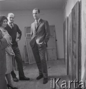 1965, Warszawa, Polska.
Międzynarodowy Festiwal Muzyki Współczesnej „Warszawska Jesień”. Włoski kompozytor Luigi Nono (z prawej) z żoną Nurią i estońskim kompozytorem Arvo Pärt.
Fot. Irena Jarosińska, zbiory Ośrodka KARTA