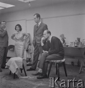 1965, Warszawa, Polska.
Międzynarodowy Festiwal Muzyki Współczesnej „Warszawska Jesień”. Włoski kompozytor Luigi Nono (2. z prawej) z żoną Nurią, polskim kompozytorem Kazimierzem Serockim (z lewej) i kompozytorem estońskim Arvo Pärt (siedzi).
Fot. Irena Jarosińska, zbiory Ośrodka KARTA