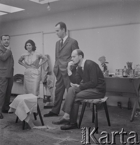 1965, Warszawa, Polska.
Międzynarodowy Festiwal Muzyki Współczesnej „Warszawska Jesień”. Włoski kompozytor Luigi Nono (2. z prawej) z żoną Nurią, polskim kompozytorem Kazimierzem Serockim (z lewej) i kompozytorem estońskim Arvo Pärt (siedzi).
Fot. Irena Jarosińska, zbiory Ośrodka KARTA