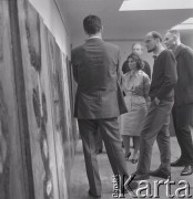 1965, Warszawa, Polska.
Międzynarodowy Festiwal Muzyki Współczesnej „Warszawska Jesień”. Włoski kompozytor Luigi Nono (tyłem do obiektywu) z żoną Nurią i kompozytorem estońskim Arvo Pärt (2.z prawej).
Fot. Irena Jarosińska, zbiory Ośrodka KARTA