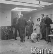 1965, Warszawa, Polska.
Międzynarodowy Festiwal Muzyki Współczesnej „Warszawska Jesień”. Włoski kompozytor Luigi Nono (2. z prawej) z żoną Nurią i polskim kompozytorem Kazimierzem Serockim.
Fot. Irena Jarosińska, zbiory Ośrodka KARTA