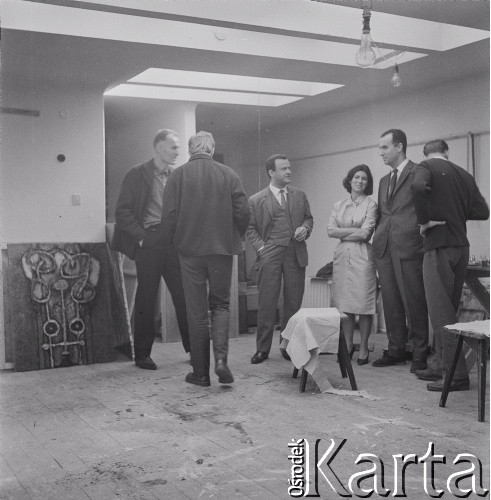 1965, Warszawa, Polska.
Międzynarodowy Festiwal Muzyki Współczesnej „Warszawska Jesień”. Włoski kompozytor Luigi Nono (2. z prawej) z żoną Nurią i polskim kompozytorem Kazimierzem Serockim.
Fot. Irena Jarosińska, zbiory Ośrodka KARTA