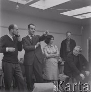 1965, Warszawa, Polska.
Międzynarodowy Festiwal Muzyki Współczesnej „Warszawska Jesień”. Włoski kompozytor Luigi Nono (2. z lewej) z żoną Nurią i kompozytorem estońskim Arvo Pärt (1. z lewej).
Fot. Irena Jarosińska, zbiory Ośrodka KARTA