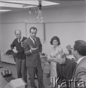 1965, Warszawa, Polska.
Międzynarodowy Festiwal Muzyki Współczesnej „Warszawska Jesień”. Włoski kompozytor Luigi Nono (2. z lewej) z żoną Nurią i kompozytorem estońskim Arvo Pärt (1. z lewej).
Fot. Irena Jarosińska, zbiory Ośrodka KARTA