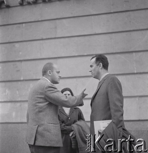 1965, Warszawa, Polska.
Międzynarodowy Festiwal Muzyki Współczesnej „Warszawska Jesień”. Włoski kompozytor Luigi Nono (z prawej) z żoną Nurią w Filharmonii Narodowej.
Fot. Irena Jarosińska, zbiory Ośrodka KARTA