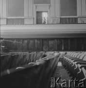 1965, Warszawa, Polska.
Międzynarodowy Festiwal Muzyki Współczesnej „Warszawska Jesień”. Włoski kompozytor Luigi Nono na balkonie Filharmonii Narodowej.
Fot. Irena Jarosińska, zbiory Ośrodka KARTA