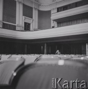 1965, Warszawa, Polska.
Międzynarodowy Festiwal Muzyki Współczesnej „Warszawska Jesień”. Włoski kompozytor Luigi Nono na balkonie Filharmonii Narodowej.
Fot. Irena Jarosińska, zbiory Ośrodka KARTA