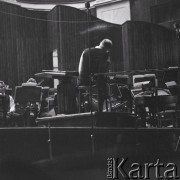 1965, Warszawa, Polska.
Międzynarodowy Festiwal Muzyki Współczesnej „Warszawska Jesień”. Dyrygent Andrzej Markowski w Filharmonii Narodowej.
Fot. Irena Jarosińska, zbiory Ośrodka KARTA