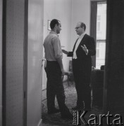 1965, Warszawa, Polska.
Międzynarodowy Festiwal Muzyki Współczesnej „Warszawska Jesień”. Włoski kompozytor Luigi Nono (z lewej) i dyrygent Andrzej Markowski w Filharmonii Narodowej.
Fot. Irena Jarosińska, zbiory Ośrodka KARTA