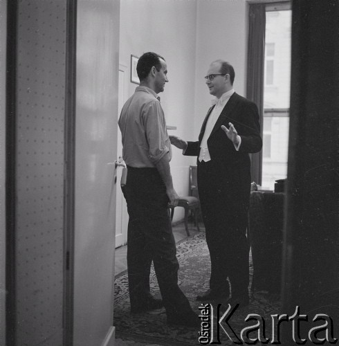 1965, Warszawa, Polska.
Międzynarodowy Festiwal Muzyki Współczesnej „Warszawska Jesień”. Włoski kompozytor Luigi Nono (z lewej) i dyrygent Andrzej Markowski w Filharmonii Narodowej.
Fot. Irena Jarosińska, zbiory Ośrodka KARTA