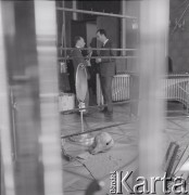 1965, Warszawa, Polska.
Międzynarodowy Festiwal Muzyki Współczesnej „Warszawska Jesień”. Kompozytorzy Luigi Nono (z prawej) i Witold Lutosławski w Filharmonii Narodowej.
Fot. Irena Jarosińska, zbiory Ośrodka KARTA